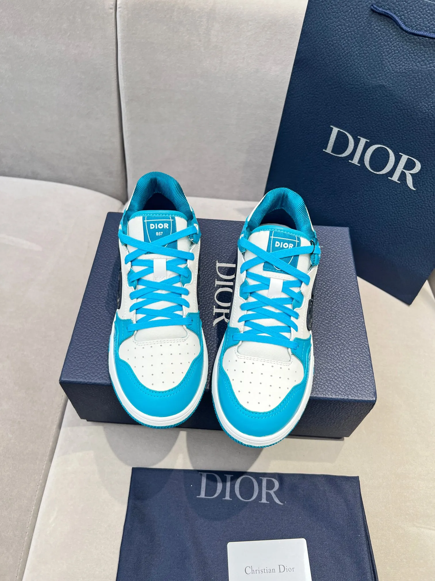 Men's Men's Shoes 💰600 Dior DiorB57 top version of low-top sneakers! ! ! Green with beige smooth first-layer cowhide, fully oiled edges, T men's shoes 💰U outsole.  The 2024 autumn men's wear series has made a wonderful debut, a new classic item launched by Dior. Crafted from smooth first-grain cow leather in vibrant green and beige, it's accented with tonal Oblique embossed labels on the sides. The distinctive laces of the same color match the color of the shoe body, and the opening and closing are decorated with various classic details on the tongue, sole and back side to enhance the style. The eyelet details, upper stitching and heel strip panels of the same color highlight the dynamic charm of its sports style. Exclusive two-color molded T men's shoes 💰U outsole is light, comfortable, non-slip and wear-resistant, the mesh lining and feet are customized with original colors, soft and breathable. Exquisite production technology highlights the grade, and can be matched with all kinds of clothing to create a refined look.